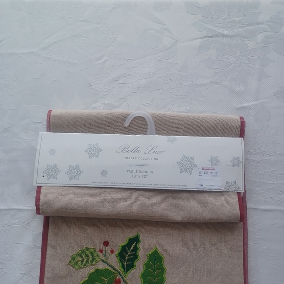 BELLA LUX HOLIDAY TABLE RUNNER NWT 13"X 72" - Picture 4 of 12